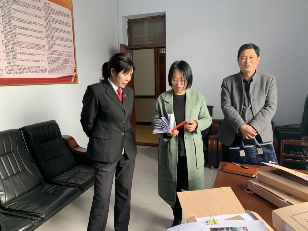 襄城县法院党组成员,政治部主任陈素娟陪同.2021-03-19 19:58河南襄城