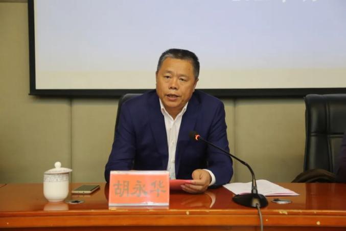 县委宣传部常务副部长成晓阳主持发布会.20