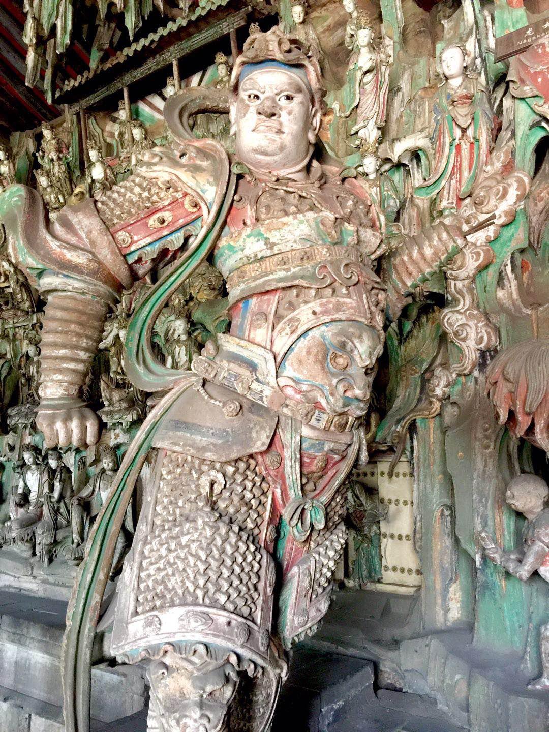 6米,被巧妙地安排在一进殿门的位置,我们看韦驮像的构图,其身体重心