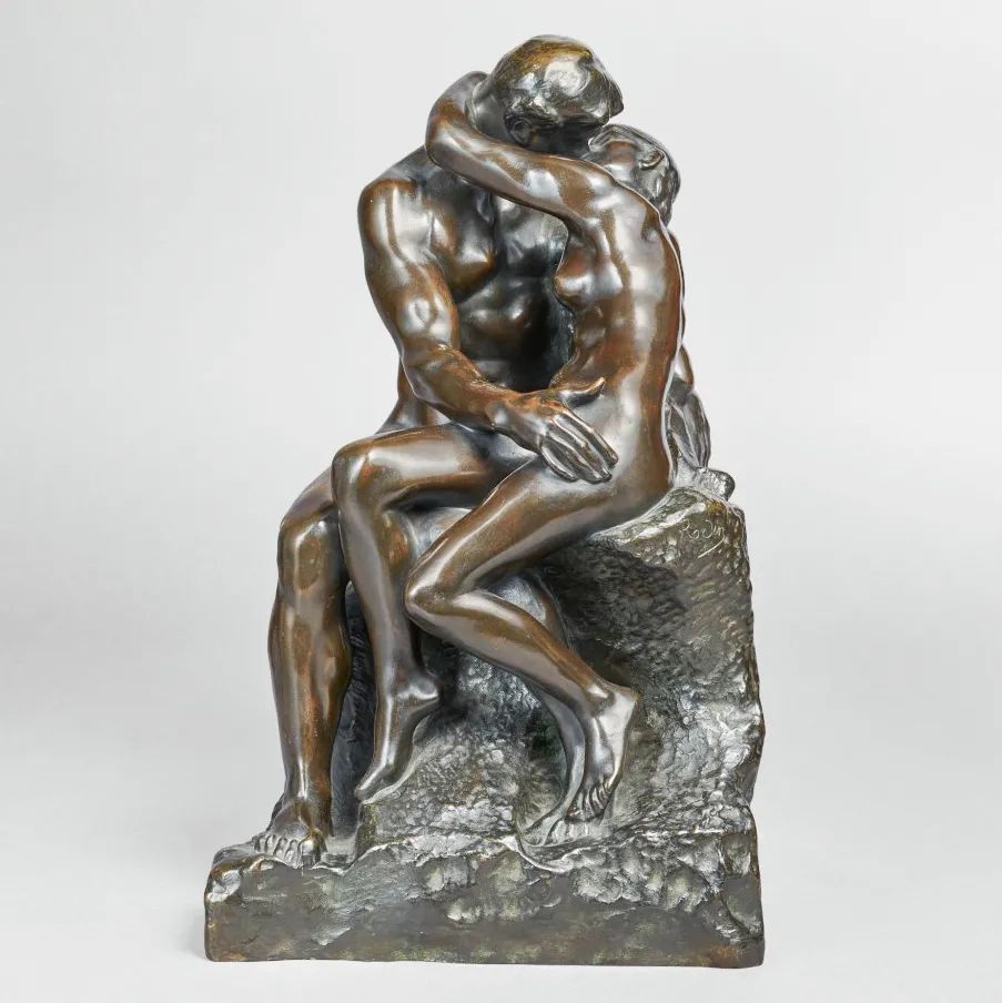 墙壁金色浮雕与漆柜上的金色花鸟遥相呼应宽阔的门厅,青铜雕塑与枝形