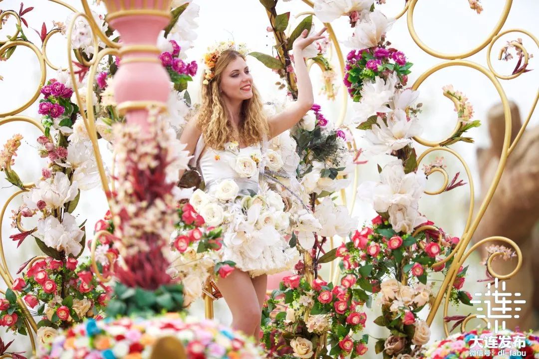 欧洲演艺团队身着鲜花服饰,变身花中精灵,神秘的"花仙子"乘坐缀满鲜花