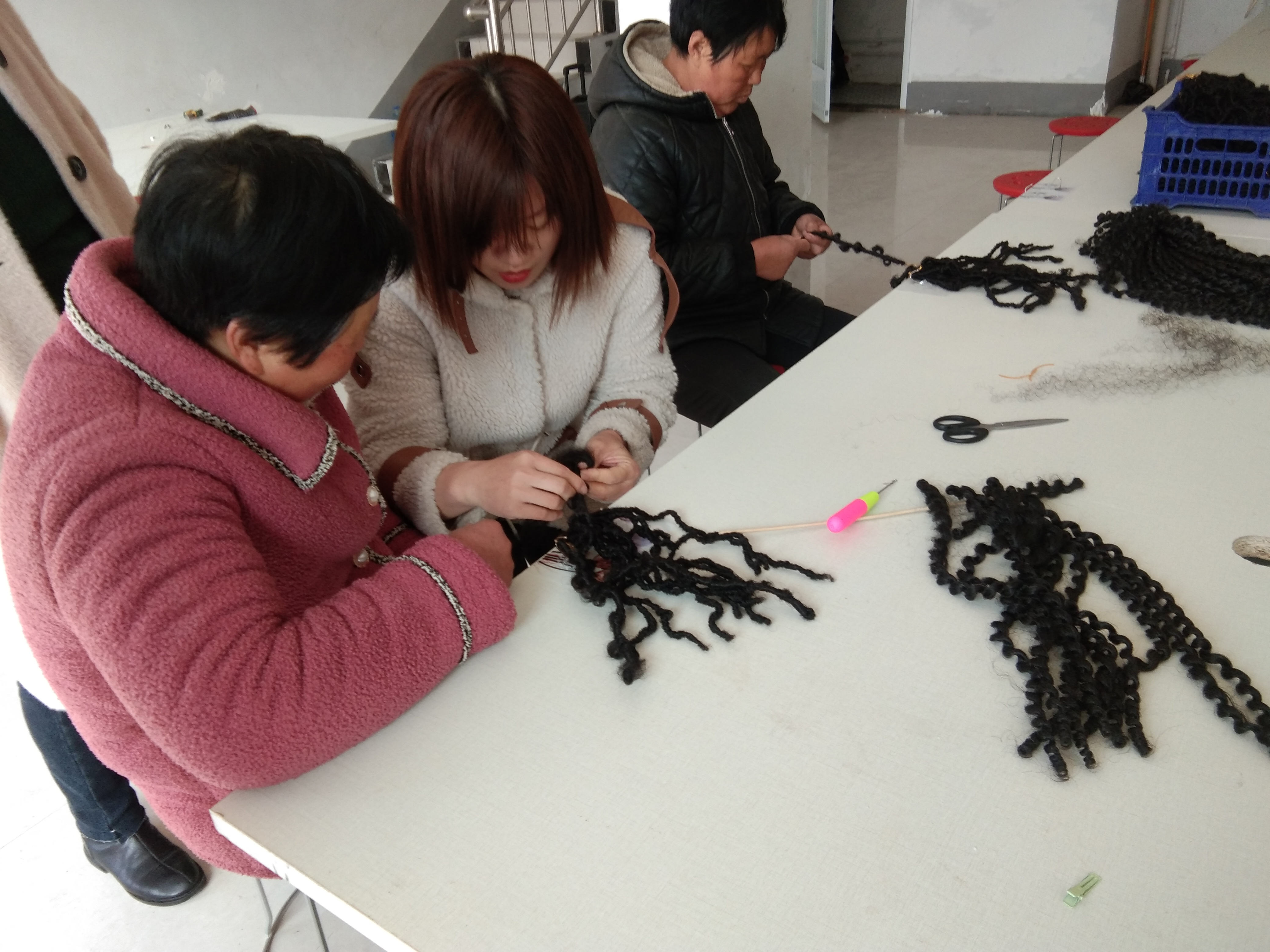 虞城县假发加工车间成立于2020年,是一家以生产各类假发纯手工加工