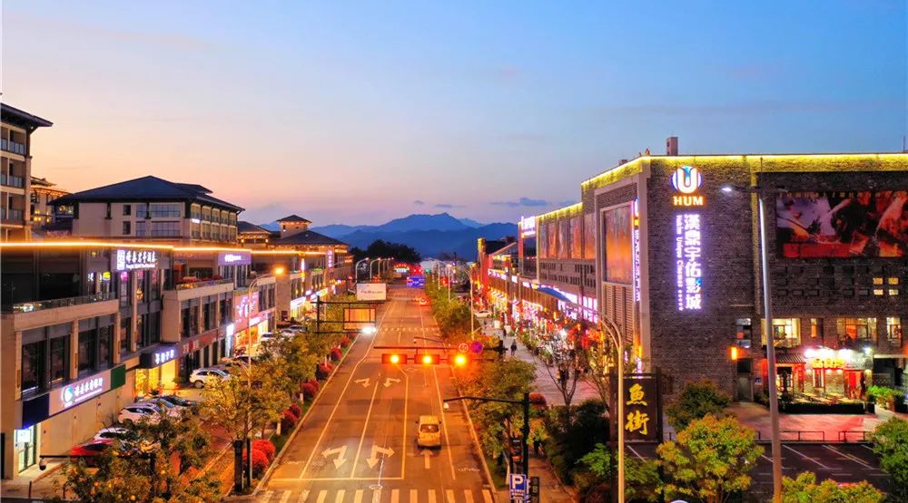 走进位于千岛湖镇南景路的鱼街,乡土气息扑面而来,空气中弥漫着湖水的