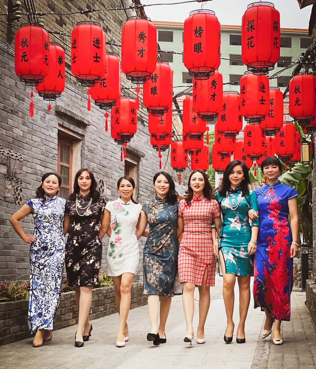 火了一群美女身穿旗袍汉服等打卡鼎湖美丽乡村