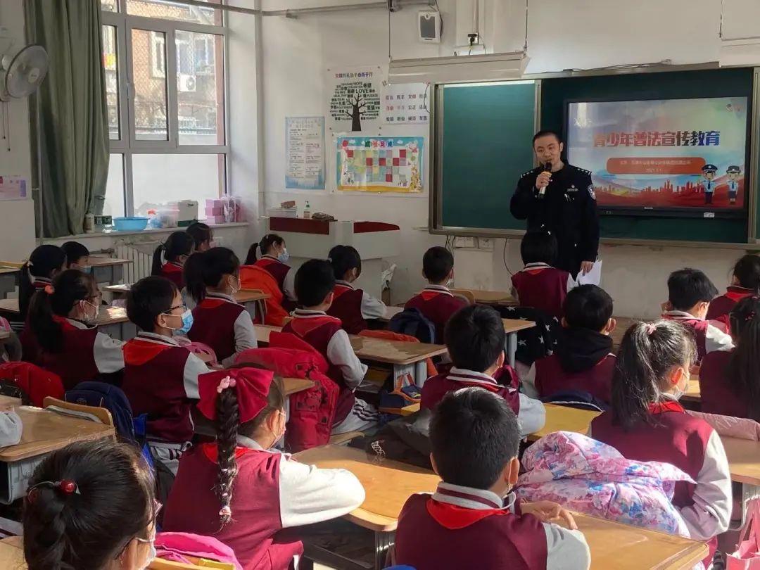 市公安局公交总队西站派出所组织民警在跃升里小学开展未成年人普法