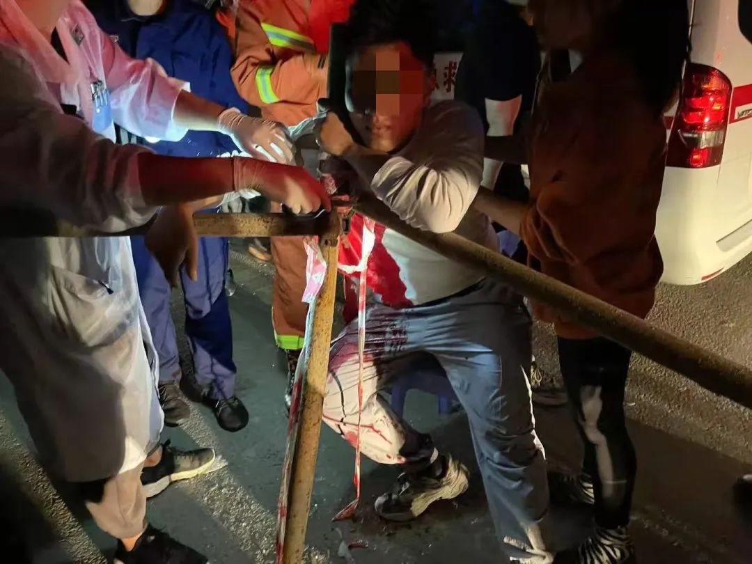 看着都疼小伙被钢管刺入身体30厘米
