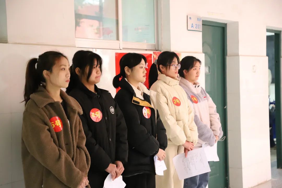 面试候考机试定是离不开一直坚守岗位的志愿者们现场人山人海却井然有