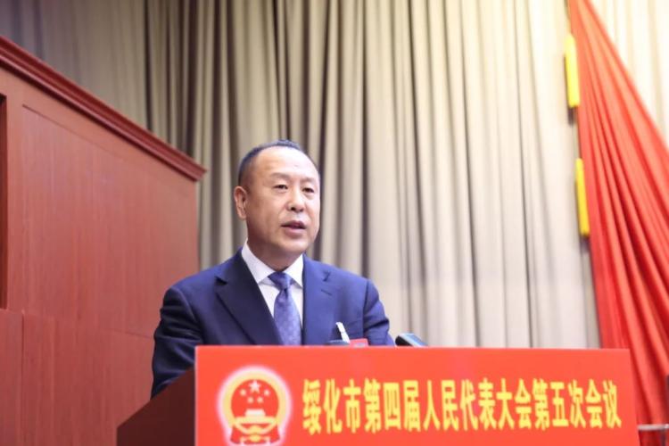 在热烈掌声中,绥化市人民政府市长张子林走上报告席,向大会作《政府