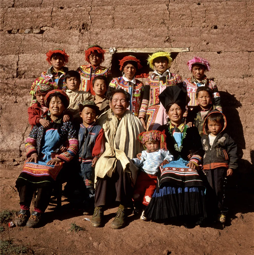 土屋下的家族--用土筑屋是彝族建屋最为广泛的, 适合多种环境, 由其是