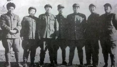 图：抗美援朝战场上的李贞（左二）