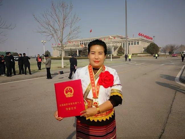 景谷西番莲公主周亚玲荣获全国脱贫攻坚先进个人
