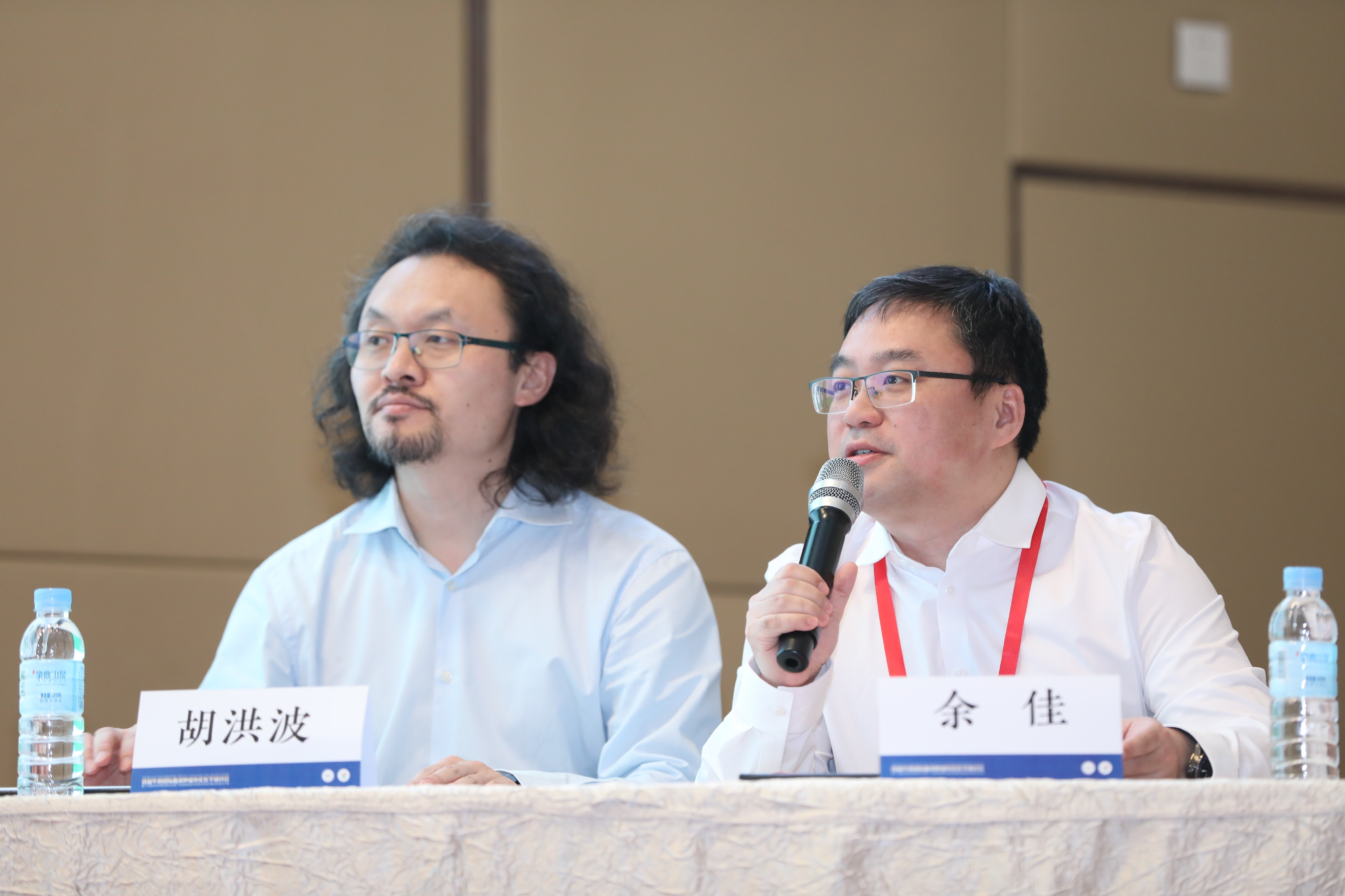 四川大学生物治疗国家重点实验室研究员胡洪波(左一) 中国医学科学院