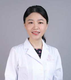 贾艳滨 暨南大学精神心理疾病临床与转化研究所所长 精神医学科行政主任,主任医师/教授;硕士、博士生导师,博士后合作导师;注册系统心理治疗督导师。2016年度获评“羊城好医生”,2019年度获评“岭南名医”。2002年至2005年在美国宾夕法尼亚大学医学院进行博士后研究,在世界著名学者认知心理治疗之父Aaron T. Beck教授指导的研究所学习认知心理治疗。2011年人民卫生出版社出版专著《强迫症心理认知评估与治疗》获广东省心理卫生协会优秀出版物一等奖,译著《自我催眠术-激活你的大脑》,参编教材四部。近年积极参与全民心理健康科普宣传工作,2019年在中国大学MOOC和学堂在线及国际版课程平台,开设心理健康教育双语课程《人格与精神障碍—学做自己的心理医生》,该课程获得广东省优秀教学案例一等奖,获2020年中华医学会科普创新奖。 2013年度《单、双相抑郁的临床及生物学特征与早期诊断研究》获得广州市科技进步奖二等奖,累计承担市级以上科研课题共计11项,总经费达500余万。目前主持国家自然科学基金、广东省科技发展专项资金重大专项课题,广东省教育厅科研创新基金及教育部人文社科研究基金、广州市科技计划重点项目及中央高校创新研究课题等。研究成果申请发明专利2项,发表82篇高水平中英文论文,其中SCI论文40篇,获得“2014年度广州市科学技术进步二等奖” 及“2019年度广东省医学科技奖二等奖”。