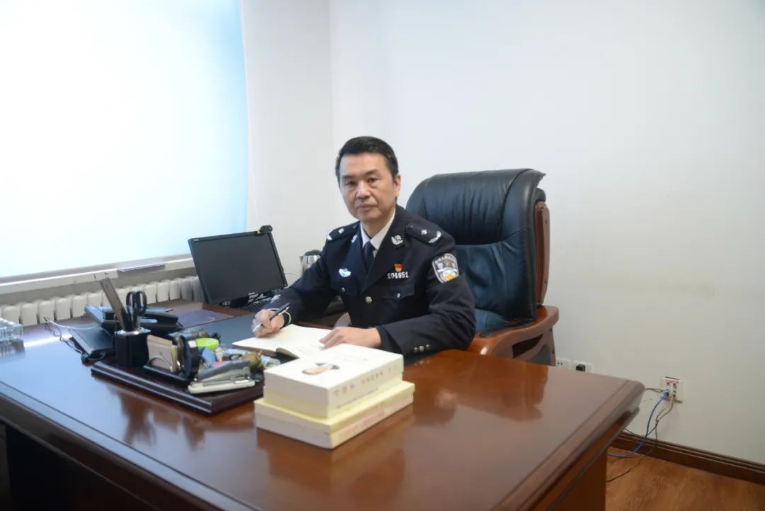 现任长春市公安局刑事警察支队五大队副大队长,二级高级警长,三级警监