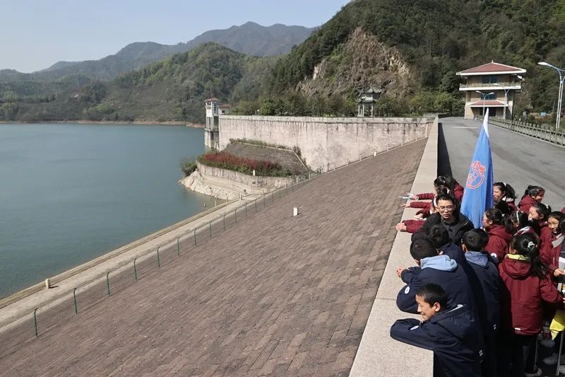 在石壁水库水源保护区,孩子们亲眼目睹了诸暨人民的"大水缸".