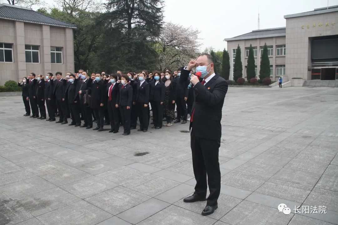 随后,全体干警集中参观宜昌革命烈士纪念馆,一张张老照片,一件件老物
