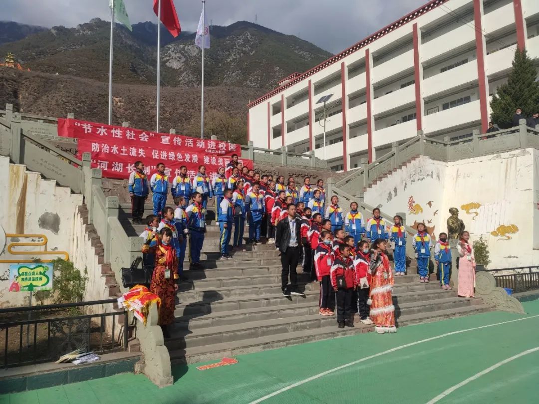 乡城县开展世界水日世界气象日主题宣传活动