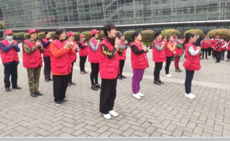 重庆街头现千名志愿者玩“快闪”，倡导为人民服务精神