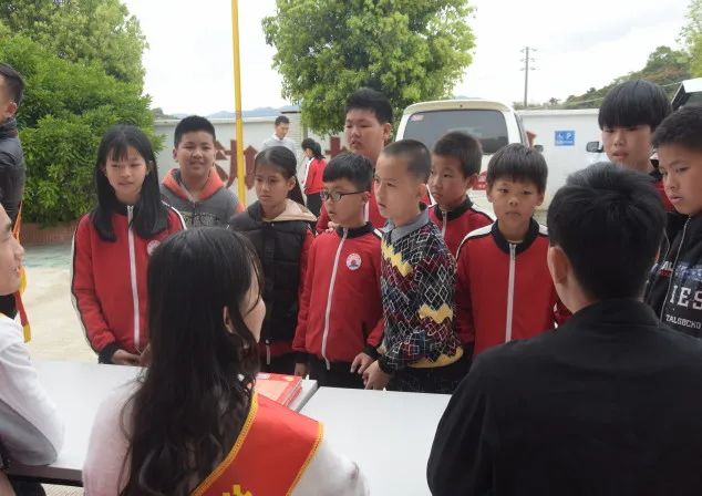 潮南法院走进雷岭镇济美小学开展法治宣传活动我院开展我为群众办实事