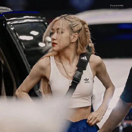 朴彩英肌肉#也顺势上了热搜,网友纷纷表示这手臂肌肉线条怕不是男生