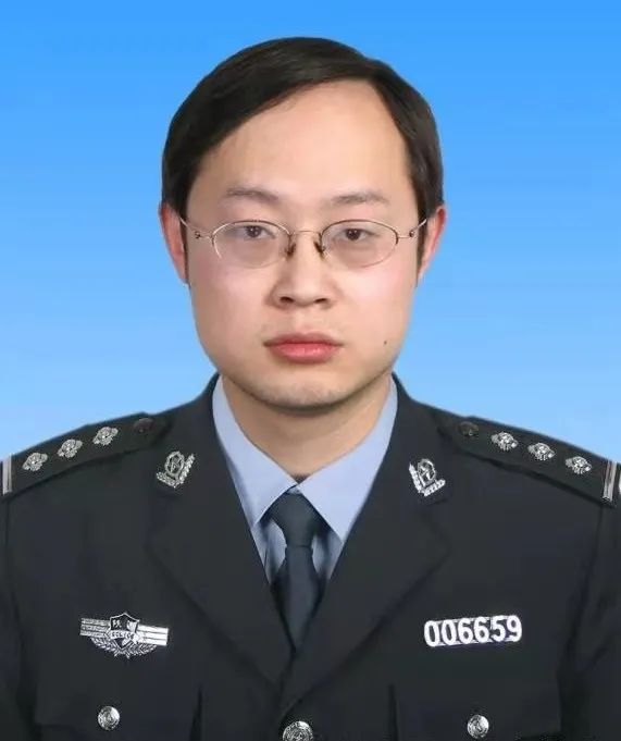 汉族,1977年3月出生,陕西韩城人,大学文化程度,中共党员,一级警司警衔