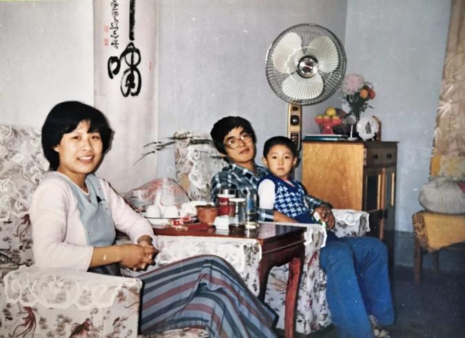 冯京斌(潍坊) 1990年我和妻子终成眷属,第一次有了自己的家,虽然看