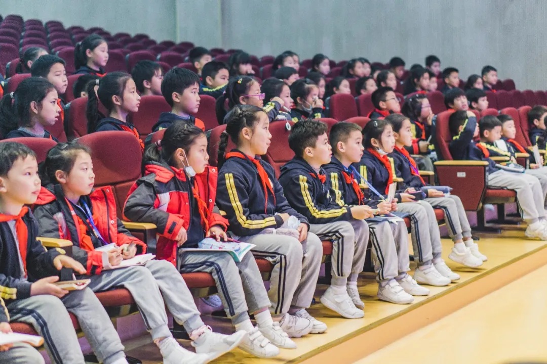 小记者大视野蓝媒镇海蛟川双语小记者采访实战