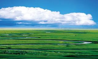 为青青的草原平添秀色似戴在草原上的翡翠项链贡格尔河绕着草原而过