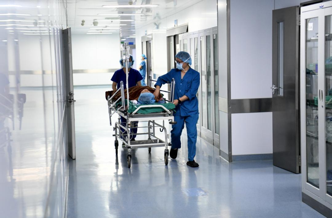 实拍揭秘三甲医院手术室无影灯下的天使