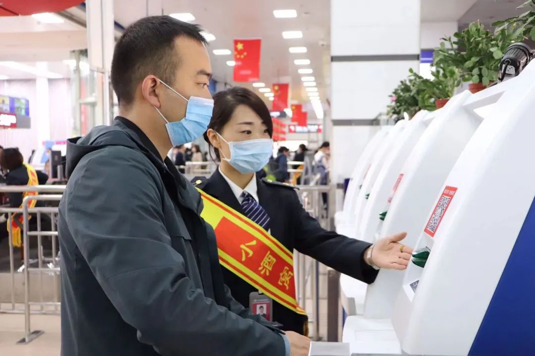 巾幗榮耀全國三八紅旗集體西安紡織城客運站小酒窩志願服務隊車站裡的