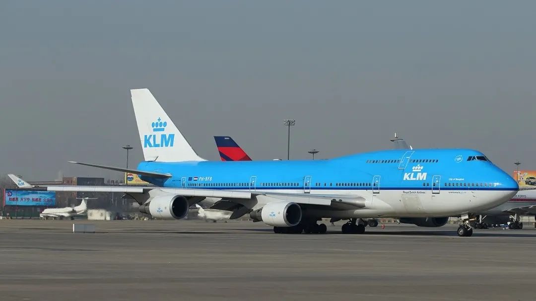 此前一架载有货物和25人的长途波音777飞机在莫斯科紧急迫降,降落前