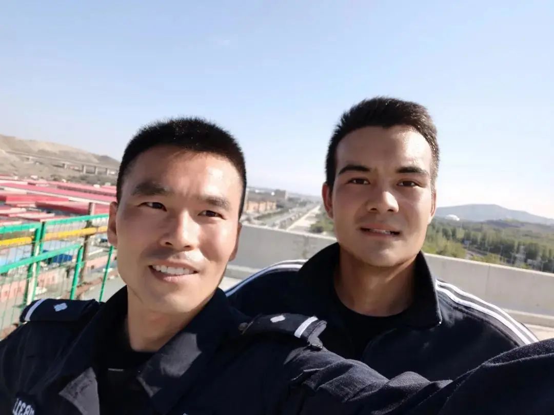 土土的他们原来都是精神小伙儿