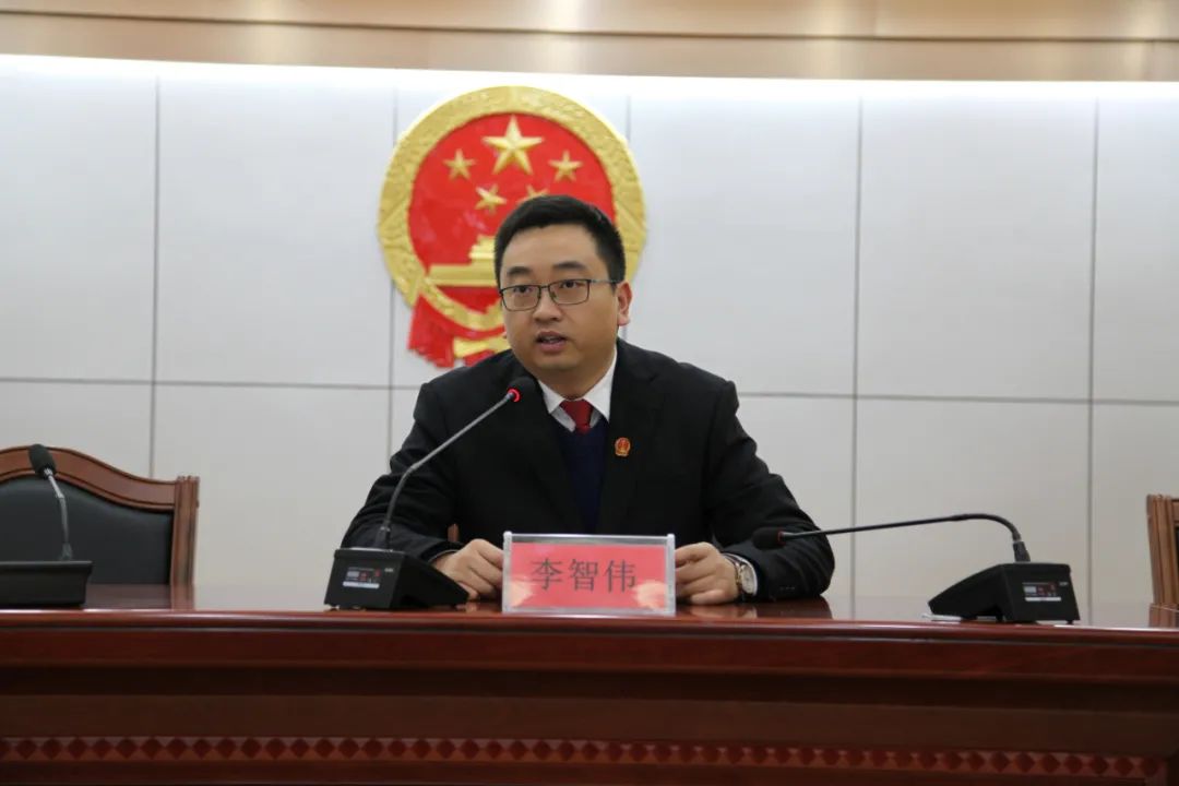 李智伟上党课会议开始,在院党组书记,院长李智伟的领誓下,全体宣誓