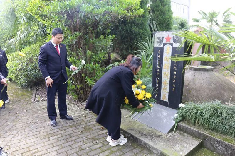 聆听覃济川,郑绍孔,尹泽彪,李向群等革命前辈和革命英雄英勇献身的