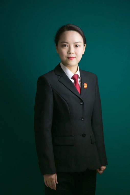 青年干警:邱家瑶 执行局法官助理