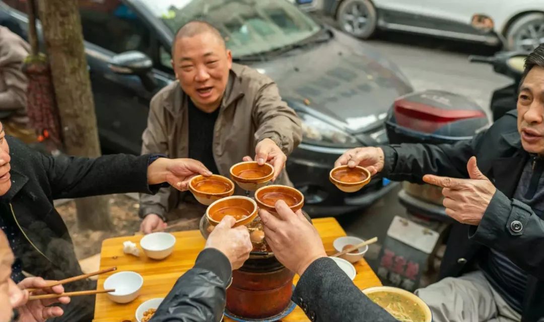 清晨六点的湖北人:火锅炖上,酒满上