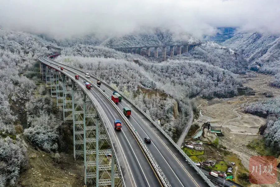 倒春寒雅西高速再现震撼银装