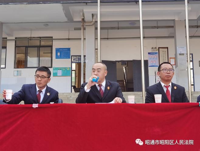 3月24日,昭阳区人民法院北闸法庭的法官们走进靖安中学,为学生们带来