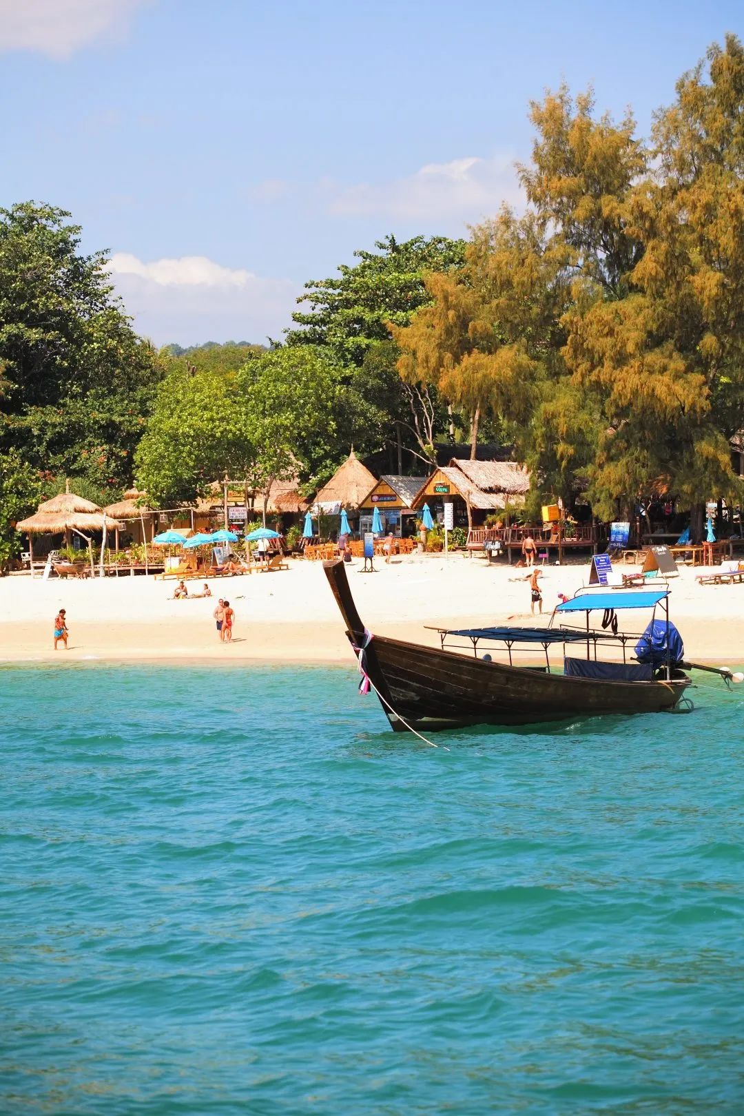 在绵延到海中的小山上的灯塔,可以看到两侧的海景,这位于兰塔岛群岛