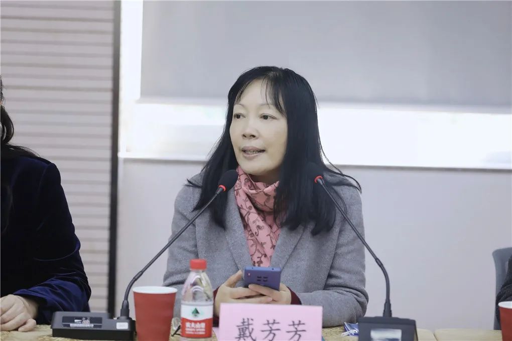 会上,民盟上海市教委机关直属单位总支部主委戴芳芳宣读了《关于成立