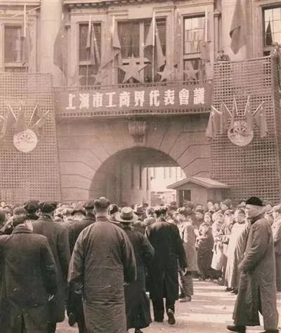 1918年到上海,入宝兴长总号当练习生,拜著名实业家刘伯森为师.