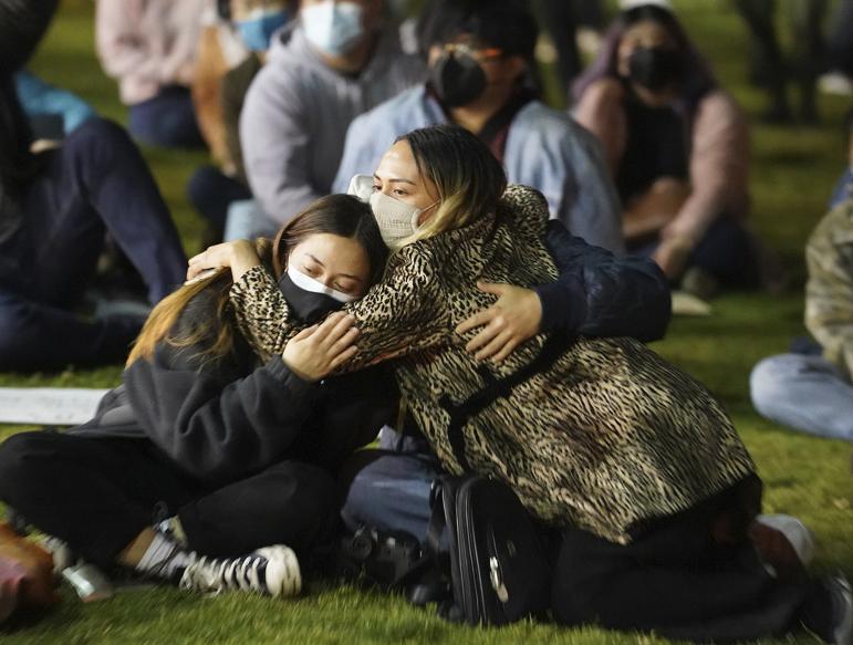 亚裔走上街头抗议种族歧视,白人男子却在街头暴打亚裔