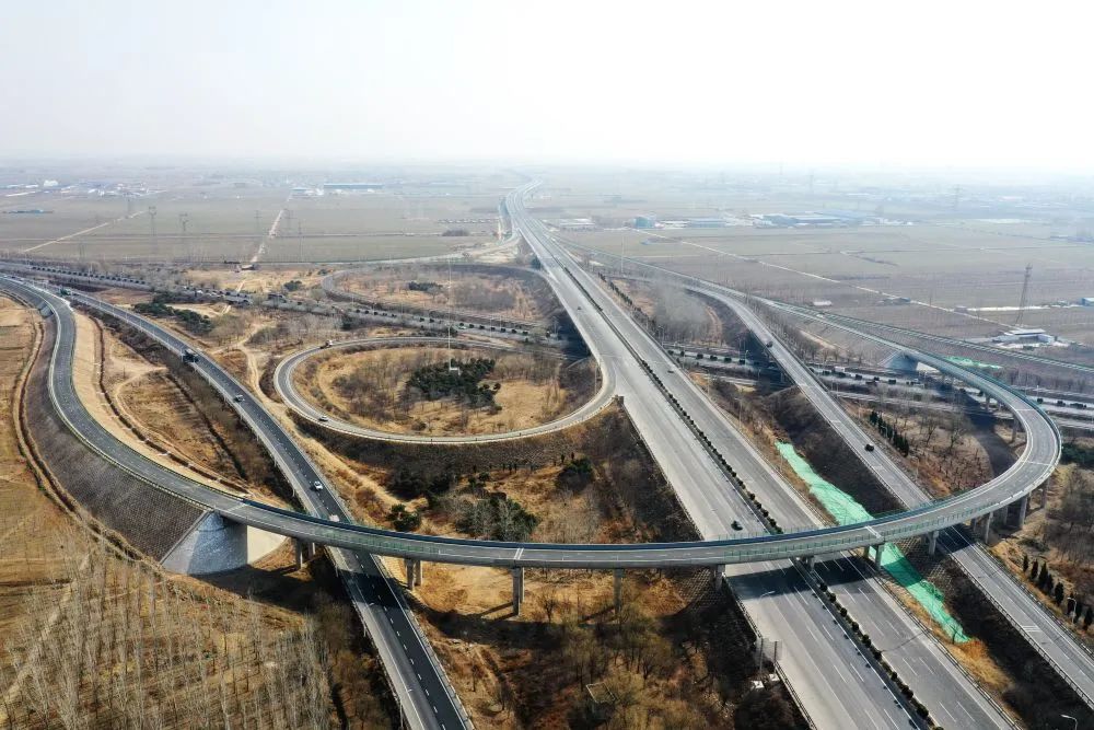 这是津石高速公路石家庄段与新元高速公路互通立交桥(2021年2月22日摄