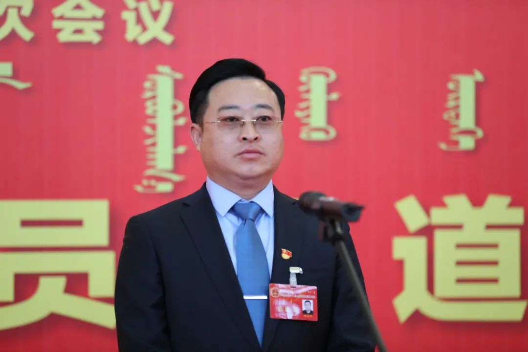 人大代表 红庆河镇其根沟村村委会主任 郝建平记者提问:郝建平代表