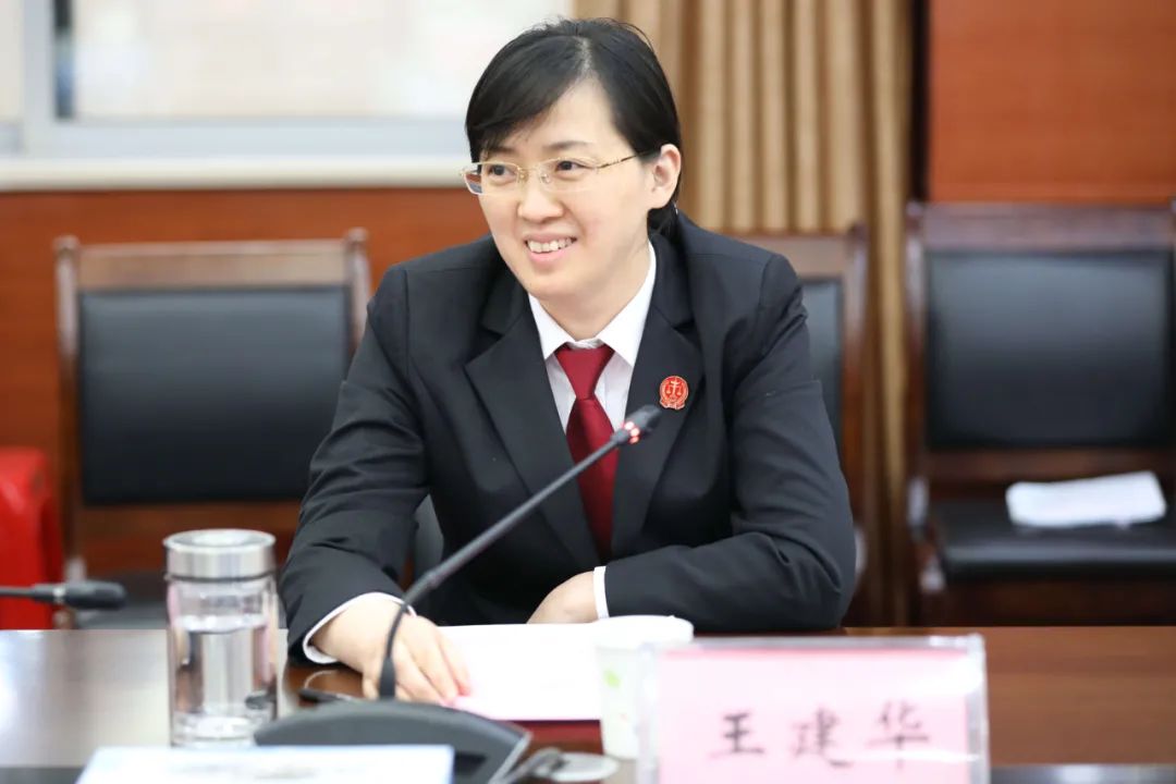 听完干警家属的发言后,中院党组书记,院长王建华感言,每一位家属的