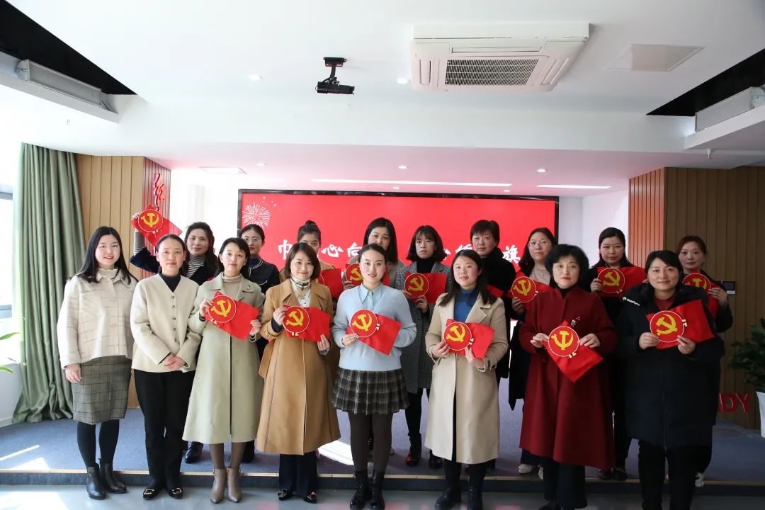 回娘家巾帼绣党徽聚众力建设新盐南