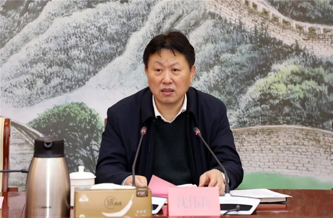 调研中,沈伟新主持召开座谈会,认真听取我区相关情况汇报并给予充分