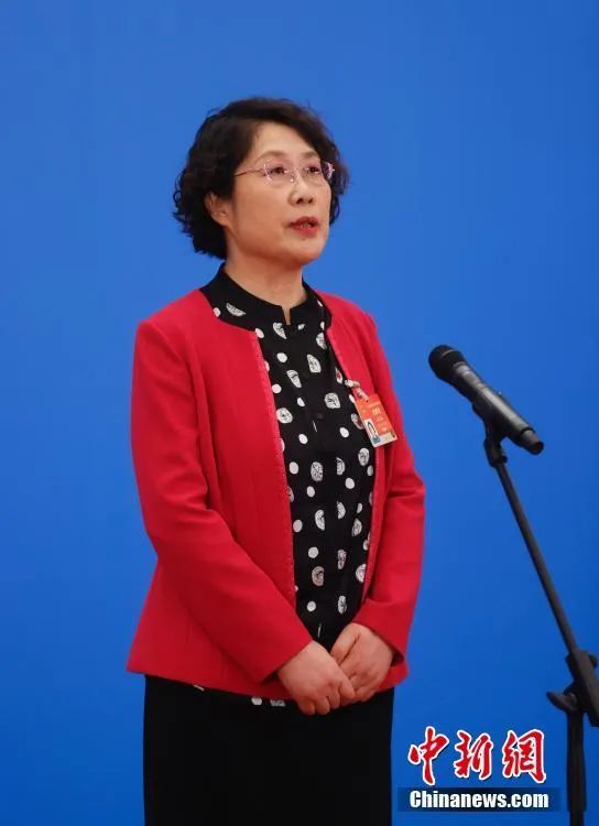 她叫郭艳玲, 是一名全国人大代表, 是一名乌兰察布市草原站研究员