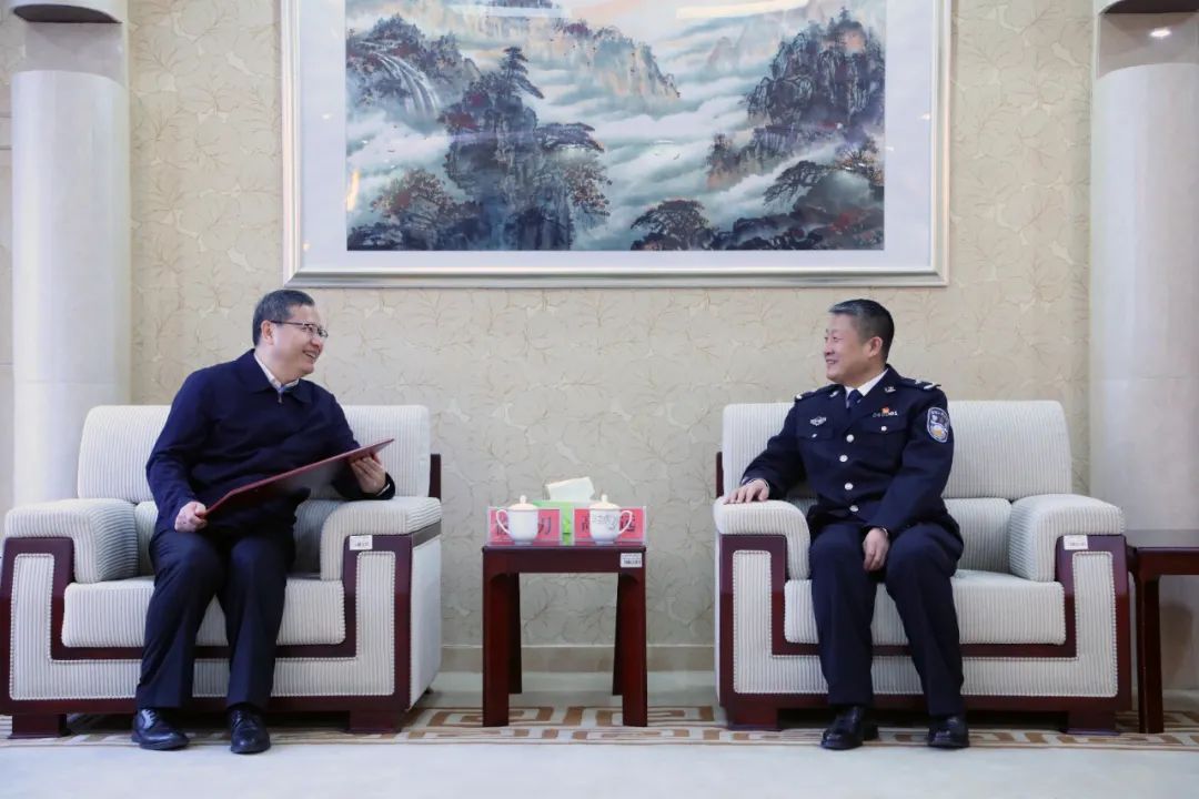 市委秘书长徐利刃到牡丹江市公安局为十佳五星级党支部授牌