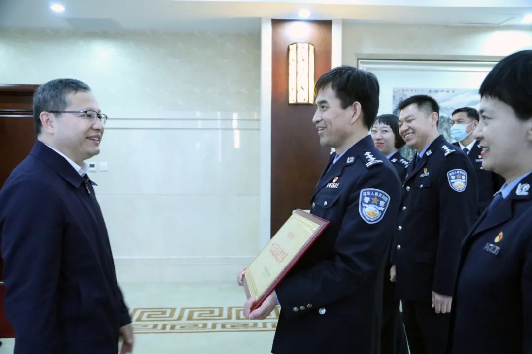 市委秘书长徐利刃到牡丹江市公安局为十佳五星级党支部授牌